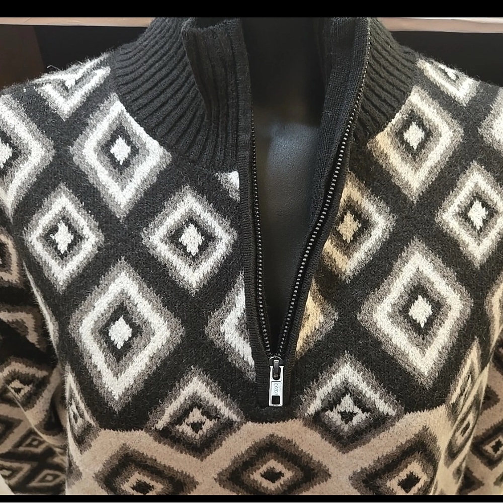 Stylish Black and White Zip-Up Sweater for Men - Picture 5 of 6